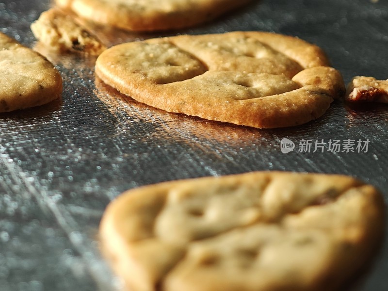 银色背景上放置着的美味饼干