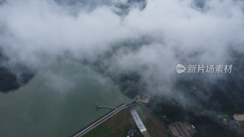 广东东莞：雨后银瓶山上空出现云海