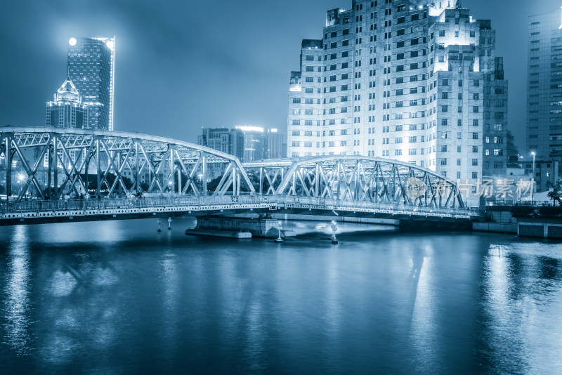 雨夜透过水珠玻璃看城市灯火