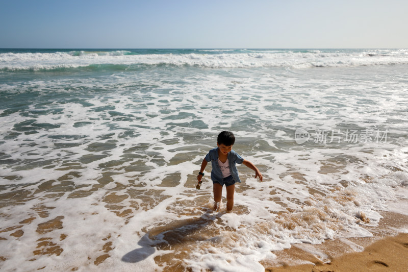 澳大利亚大洋路吉布森石阶玩耍的小男孩