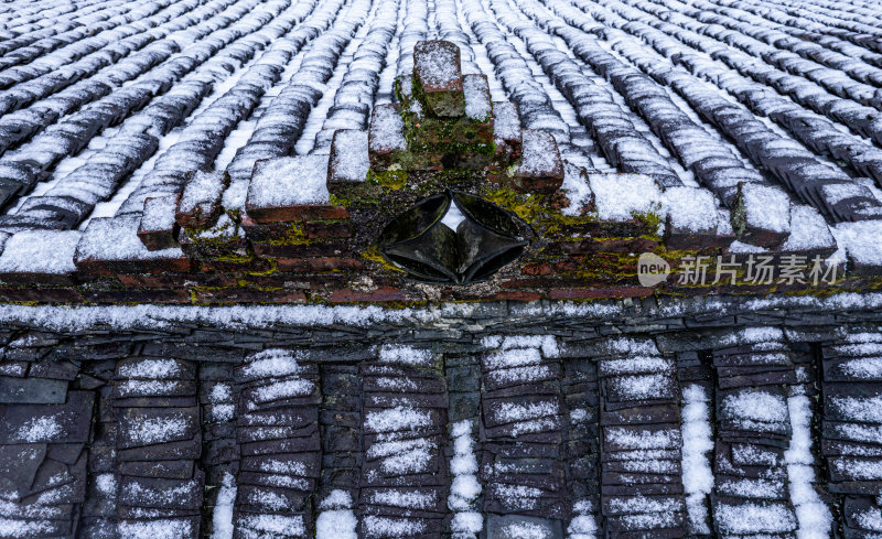 航拍冬季屋檐瓦片上的雪