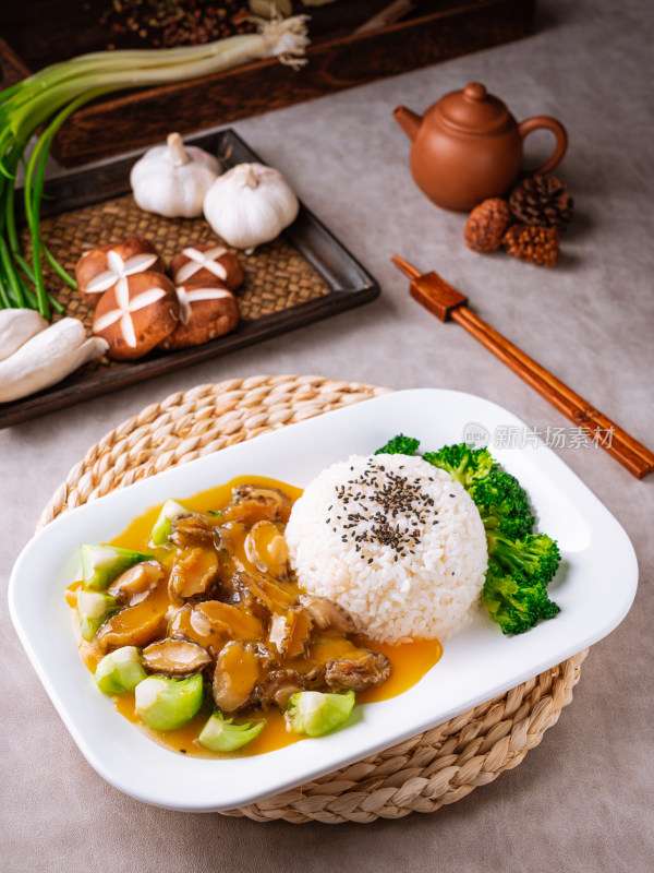 中餐美食一盘美味的炒鲍鱼和米饭