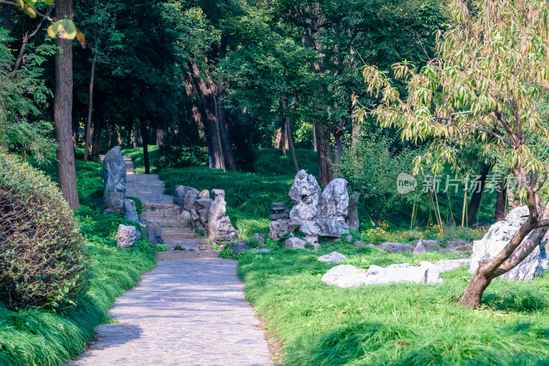 晴朗的午后，扬州瘦西湖江南园林风景