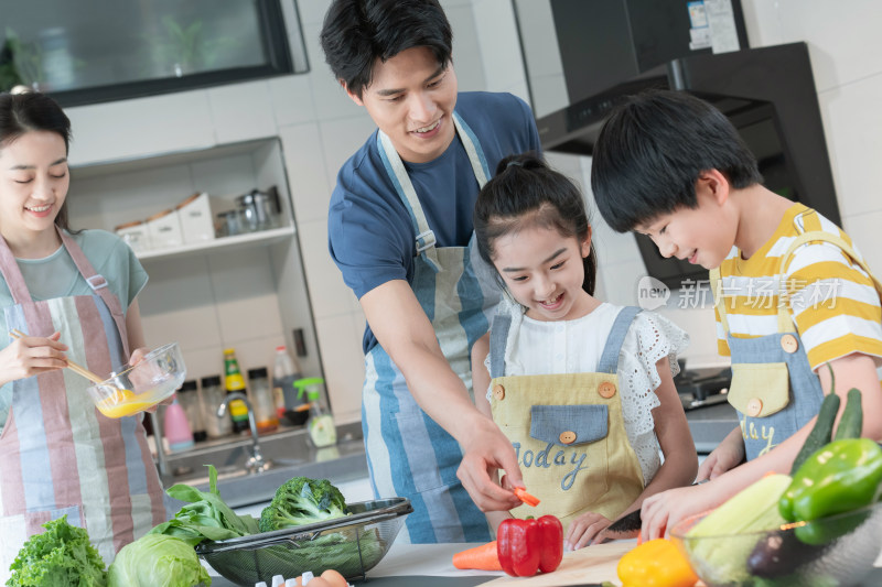 年轻父母教孩子学做饭