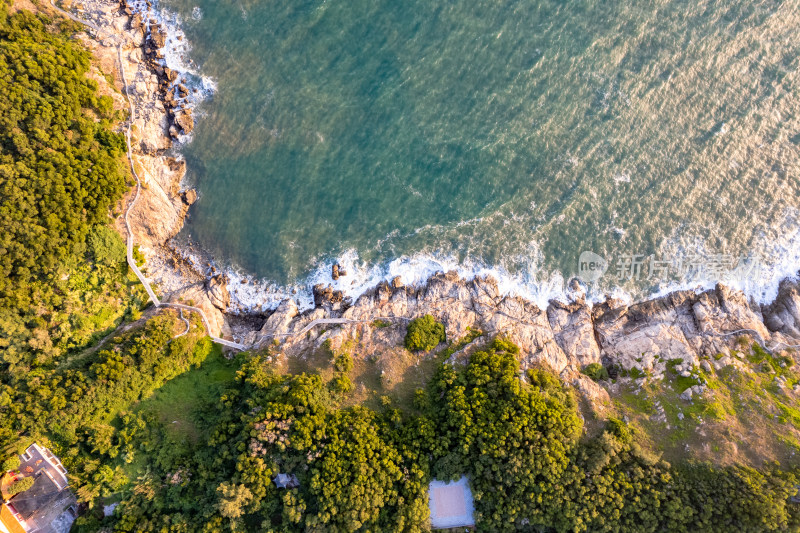 俯拍大海海浪沙滩风景航拍图