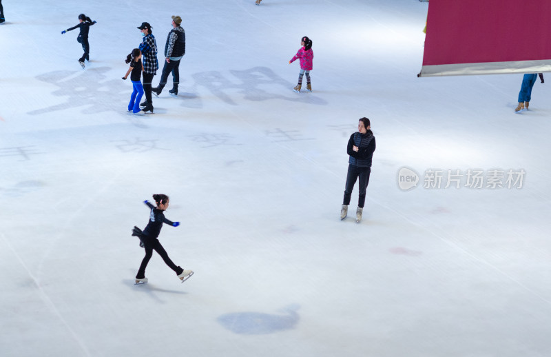 几个在进行滑雪运动的儿童和教练