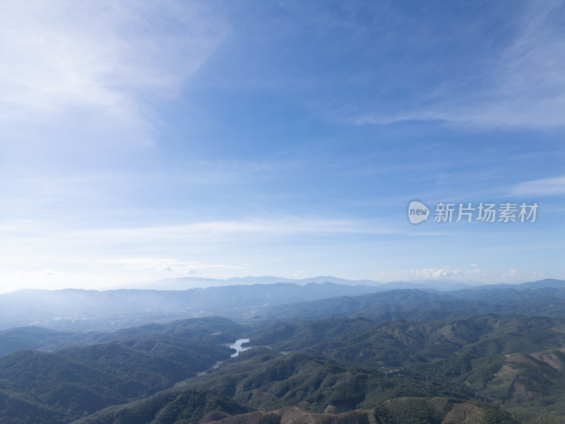 辽阔壮观的群山航拍全景