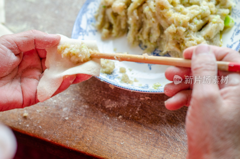 厨房包馄饨手部特写