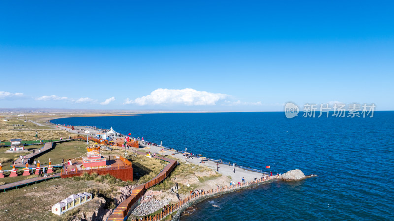 青海湖断崖景区高原圣湖蓝天白云深蓝色湖水