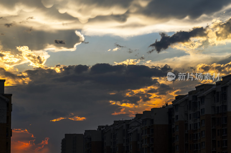 城市建筑群上空的黄昏云彩