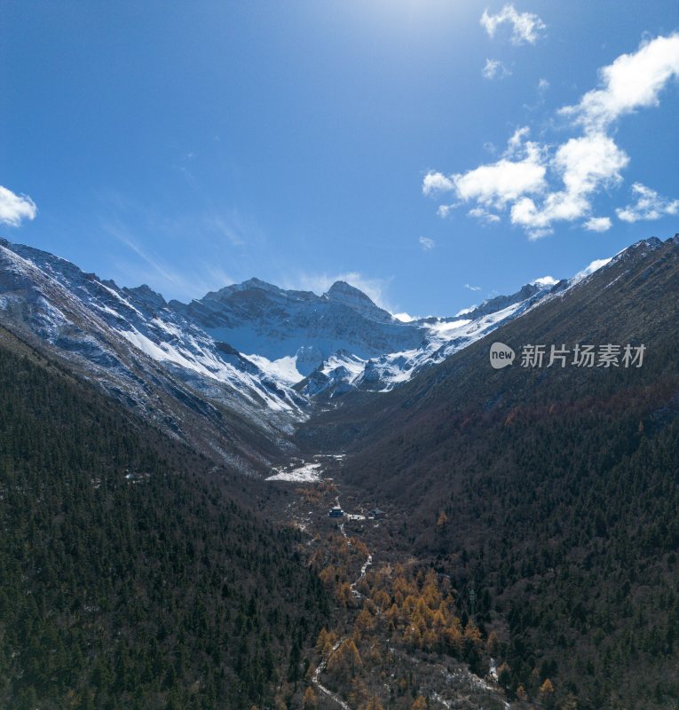 四川阿坝州黄龙景区航拍雪山山谷秋色