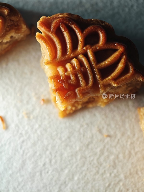 切开的月饼展示内部馅料特写