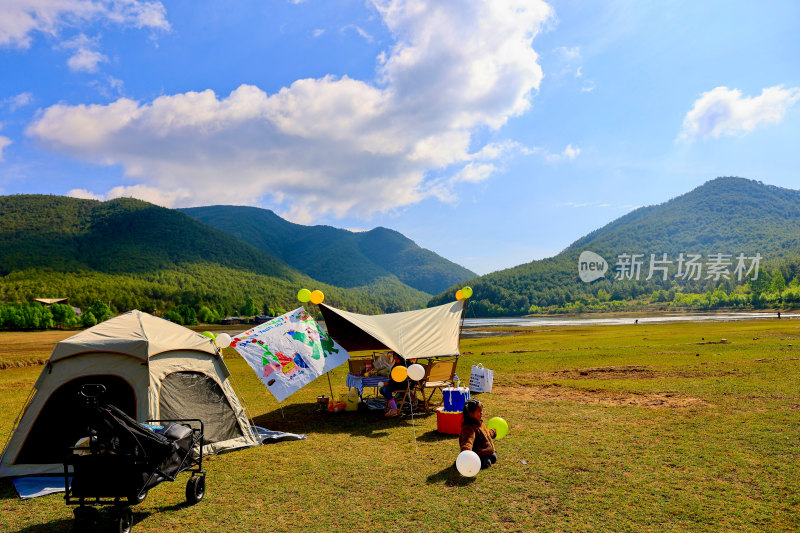 户外草地山林间露营场景