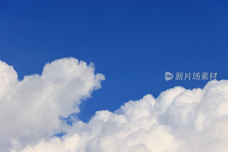 蓝天白云 云层的低角度视图