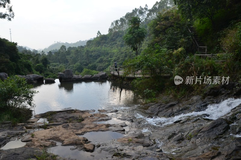 广东东莞：”宝山石瓮出芙蓉“