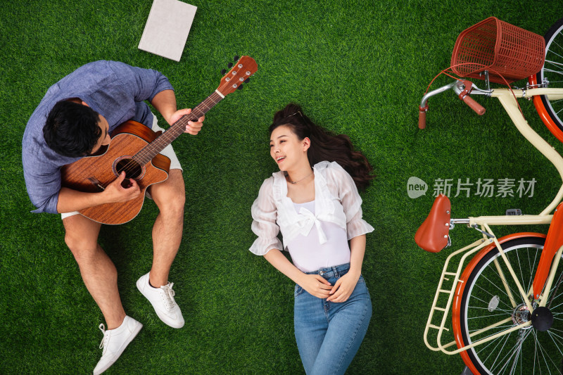 青年伴侣在草地上享受快乐时光