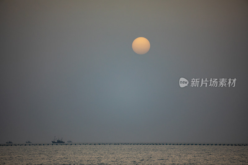 山东日照灯塔景区海上雾色日出景观