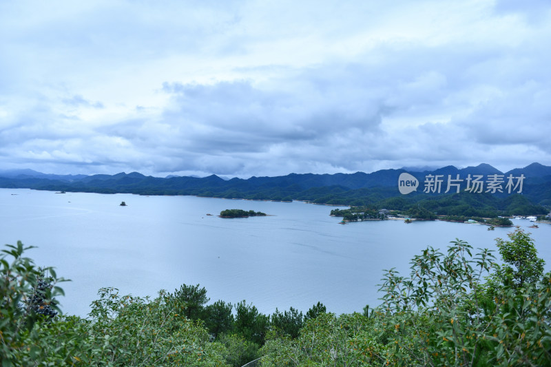 天屿山顶俯视千岛湖大桥，千岛湖自然风光