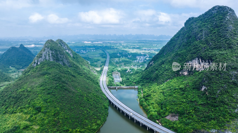 阳光下桂林山间湖泊上的高速公路大桥