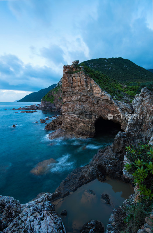 深圳杨梅坑海边悬崖风景