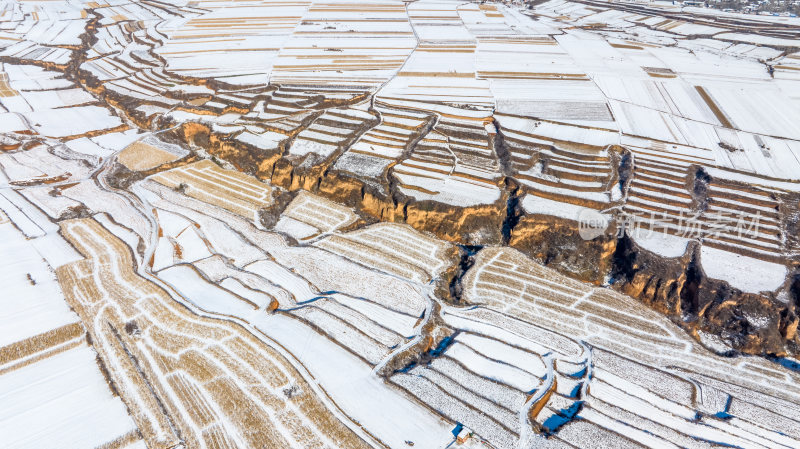 梯田航拍全景自然风景冬天下雪地形地理