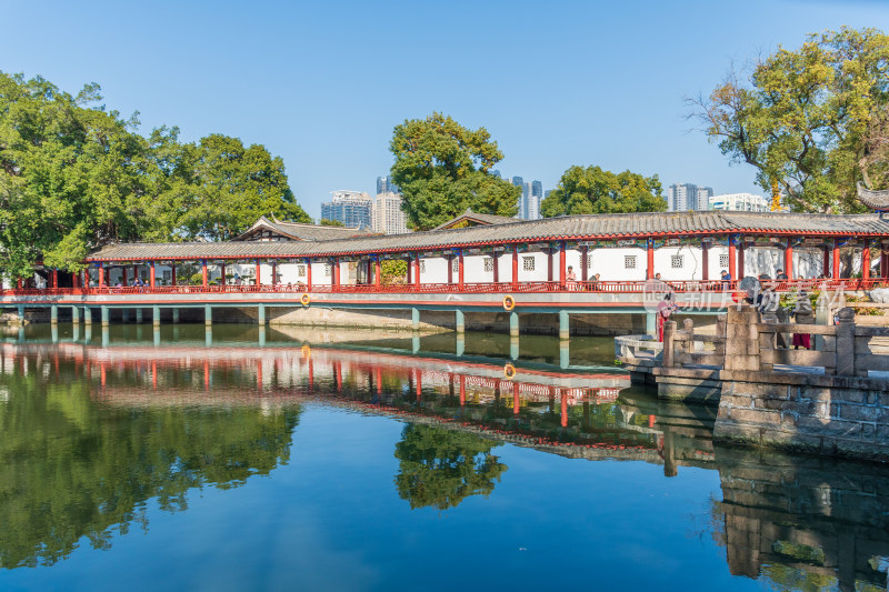 水上廊桥景观与城市建筑相映成趣