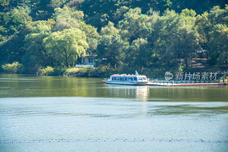 湖面上行驶的观光游船