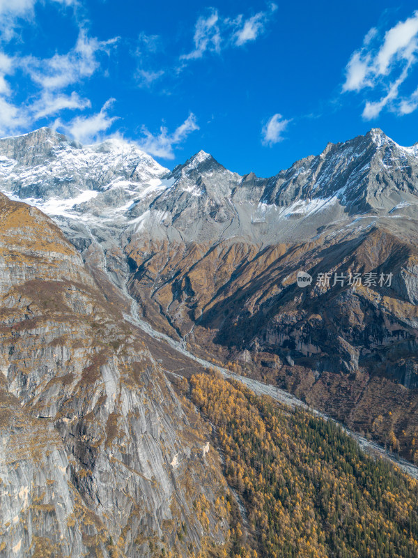 四姑娘山双桥沟景区航拍雪山秋色