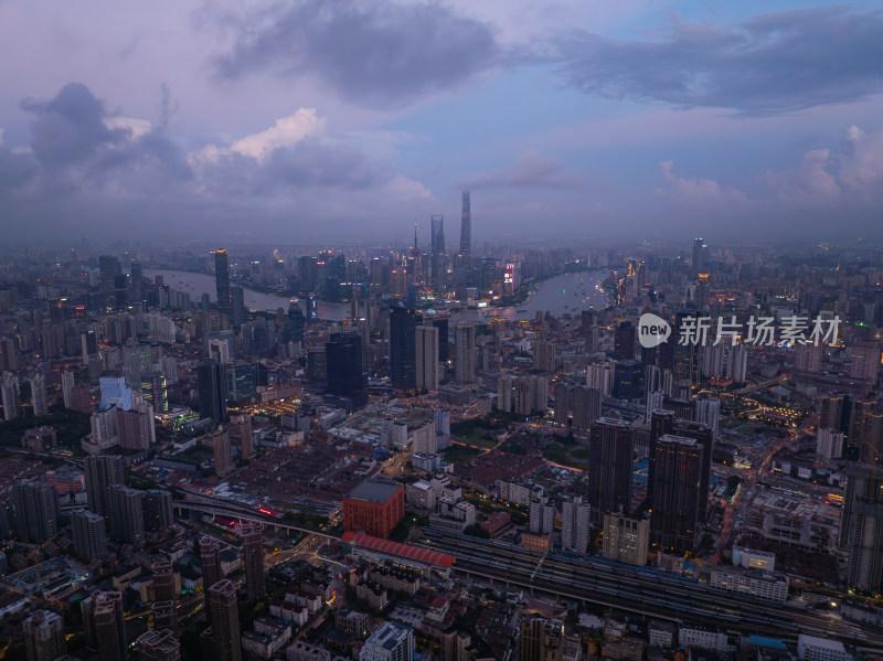 航拍暴风雨前的上海黑云压城乌云密布