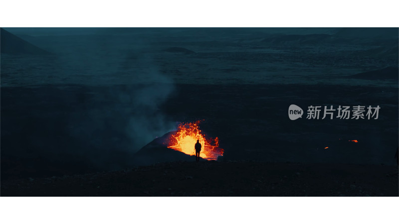 站在火山口，火山爆发时的熔岩爆发