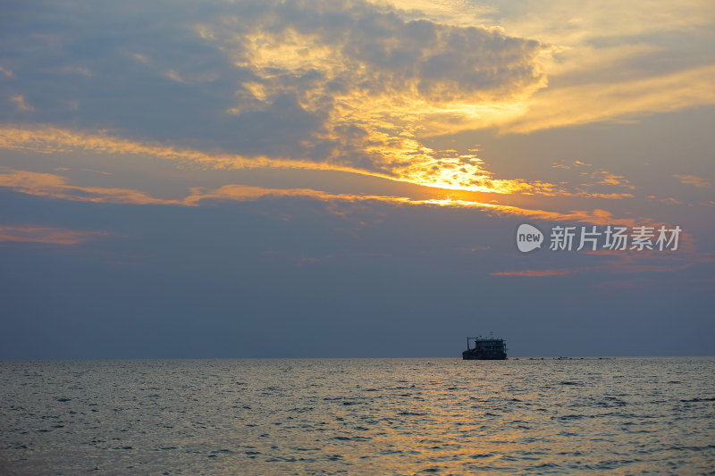 海上日落时分船只景象