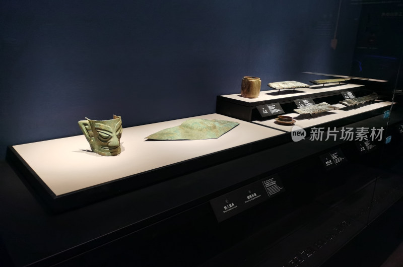 四川博物院展厅青铜器陶器等战国时期文物