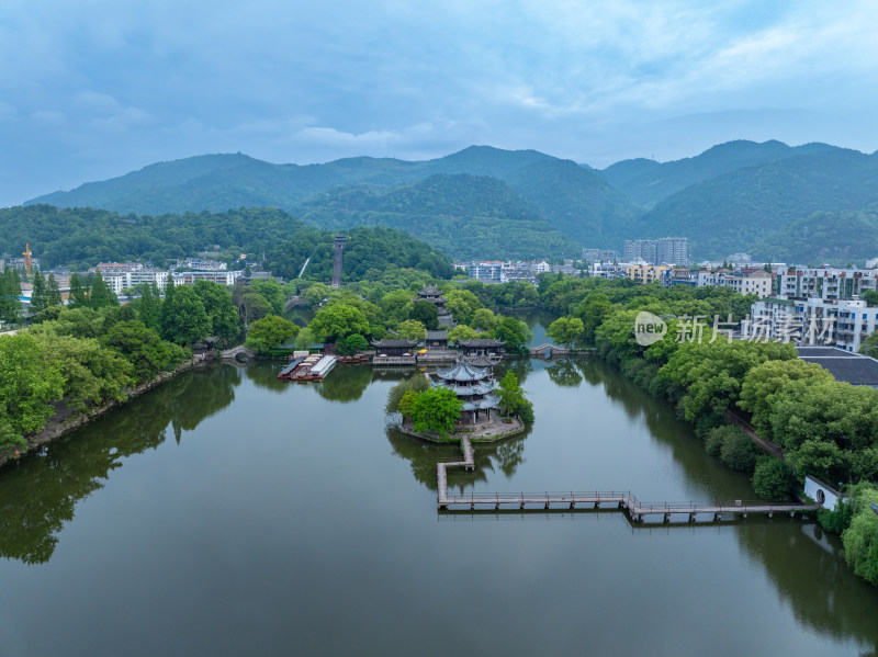 航拍浙江省台州市临海市东湖景区紫阳古街