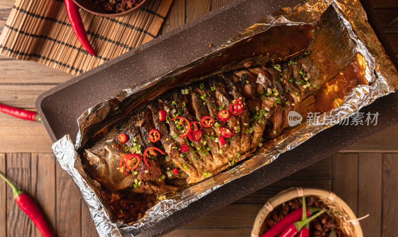 中国美食一盘美味的锡纸烤鱼俯拍