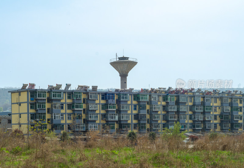 城市边缘的小楼和水塔