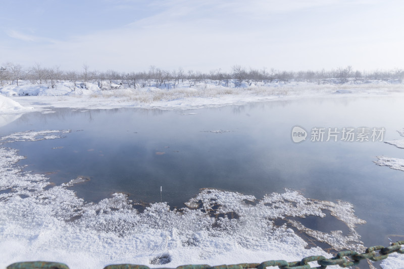 冰雪覆盖的湖泊景观冬天的五大连池风景区