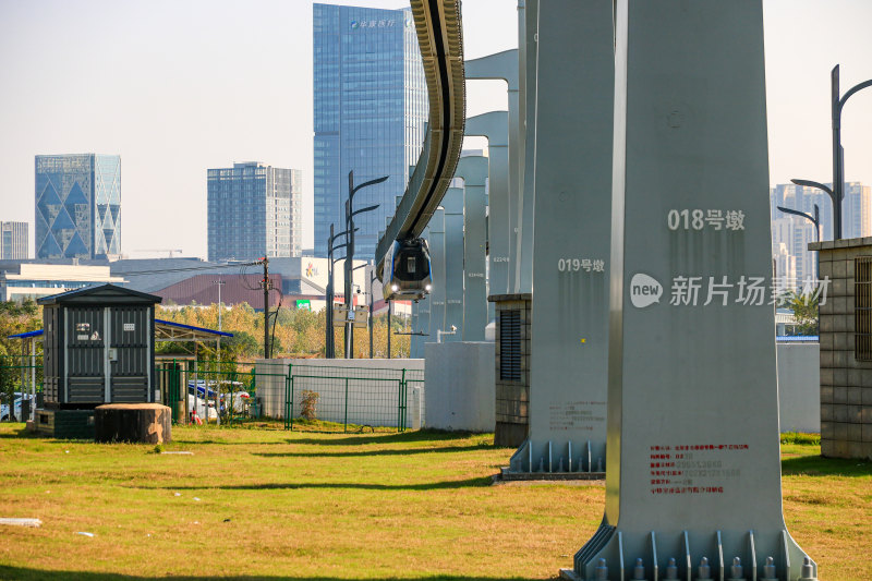 凌空行驶中的武汉光谷光子号空轨