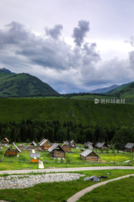 春季阿勒泰禾木村庄风景