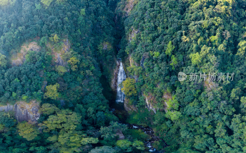 山林间壮观瀑布，自然风景美如画