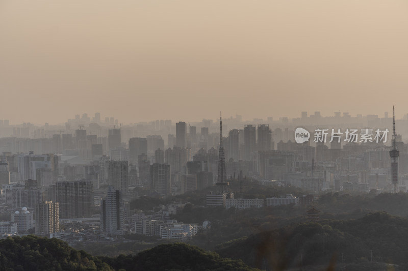 白云山俯瞰城市建筑于夕阳下