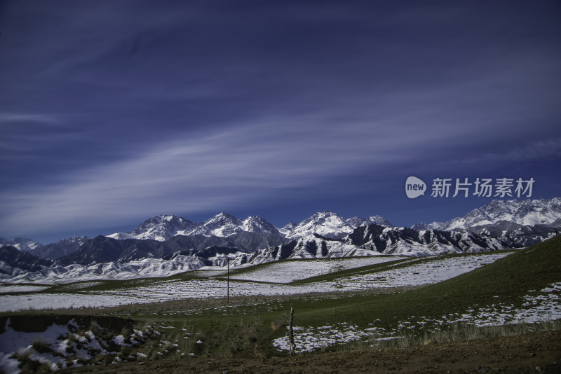 雪山草地风景图