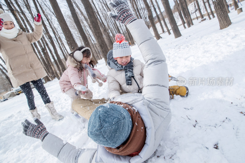 雪地里打雪仗的快乐家庭