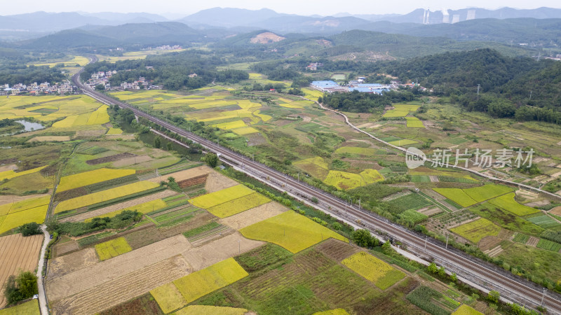 京广铁路穿越在乡村田野间