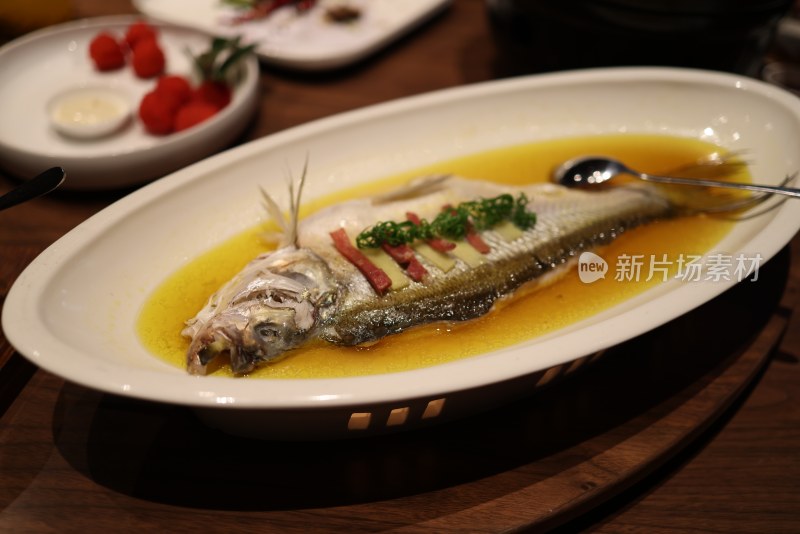 中国菜：大黄鱼古法花雕蒸