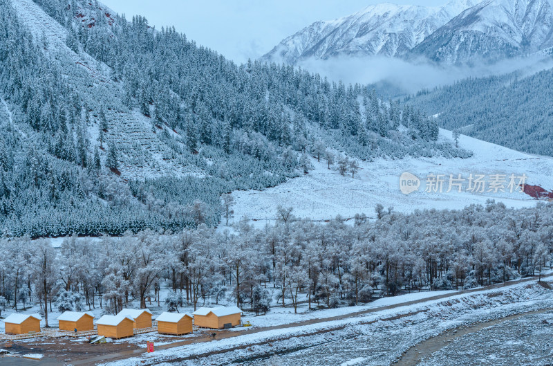 青海海北藏族自治州祁连卓尔山森林雪景木屋