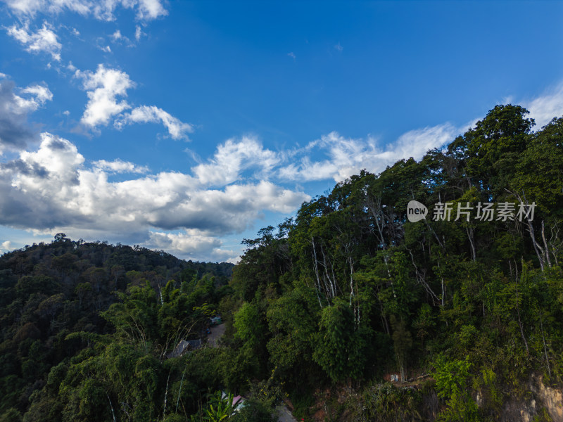 航拍山林绿意蓝天风景