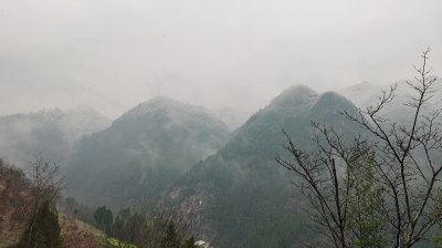 冬天山村大山里的雪景