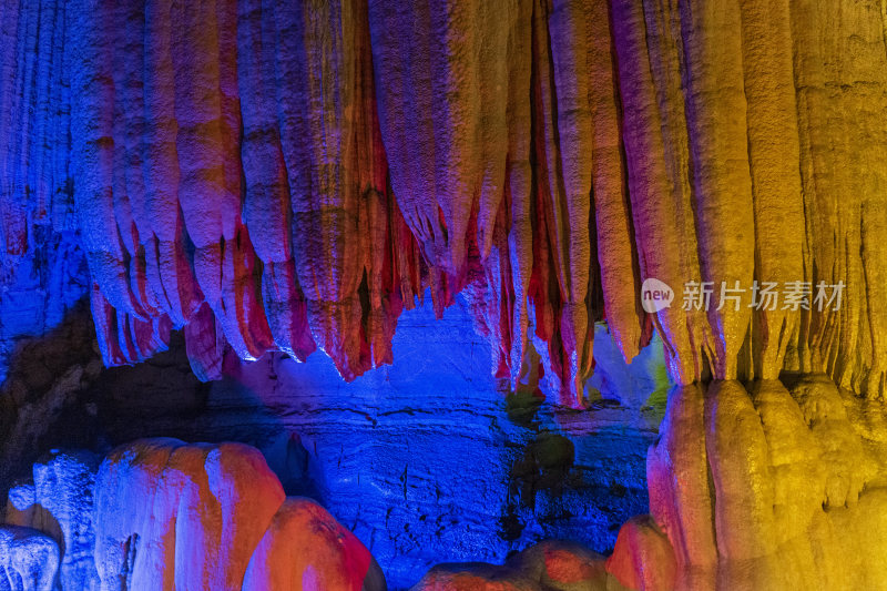 广西桂林岩溶地貌-多色灯光照射的钟乳石