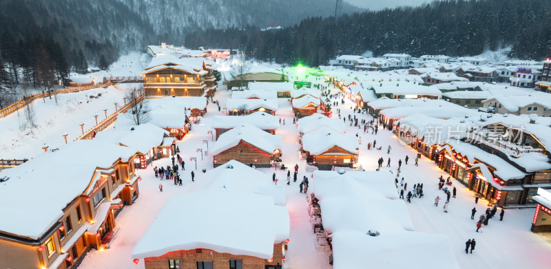 中国雪乡，雪夜里的童话小镇