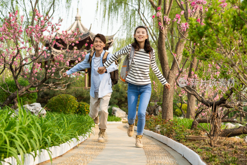 年轻情侣旅游